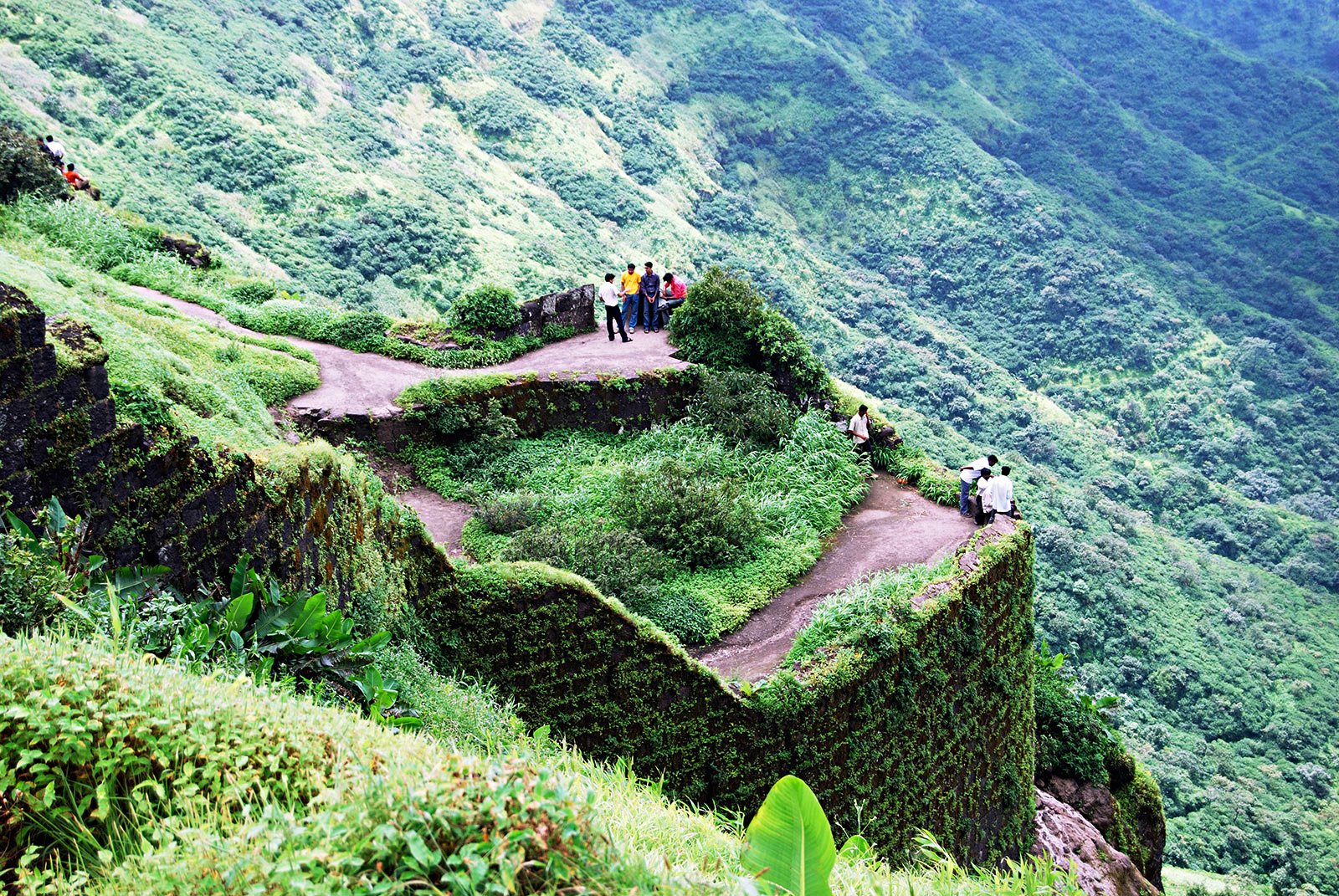 tourist places near pune 100 km