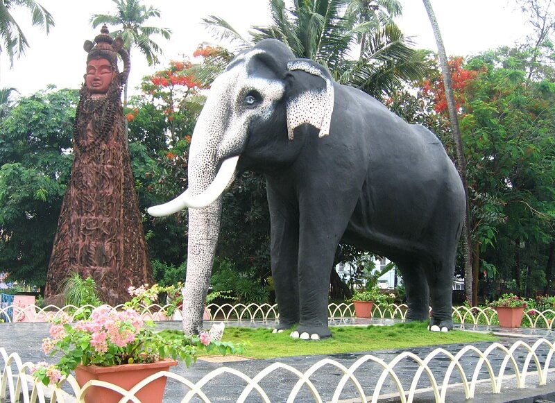 Statues of Mahaprabhu and Guruvayur Keshavan