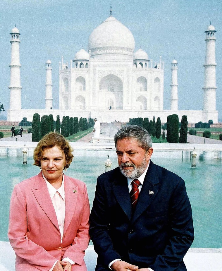 Former Brazilian President Luiz Inacio Lula da Silva with his wife Marisa Leticia Lula Da Silva (2004).