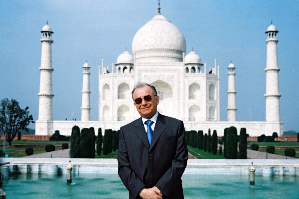 Former Romanian President Ion Iliescu poses for photographers in front of the Taj Mahal (2004).