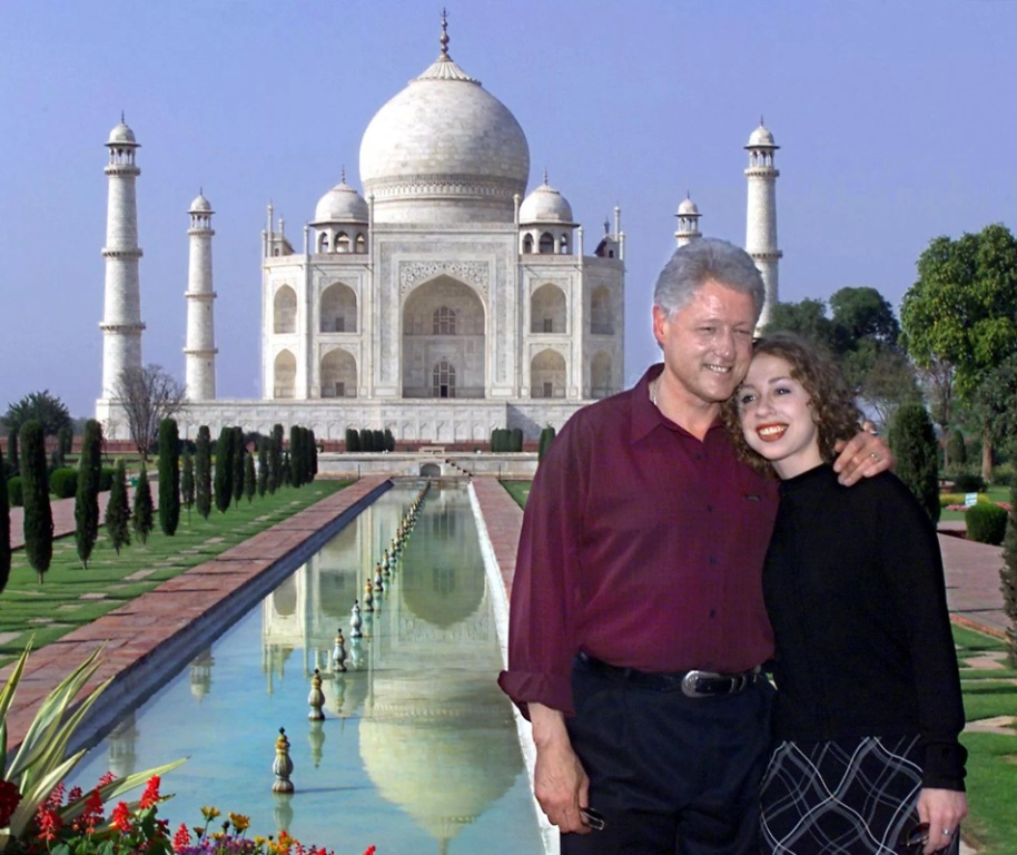 Former US President Bill Clinton and his daughter Chelsea (2000)