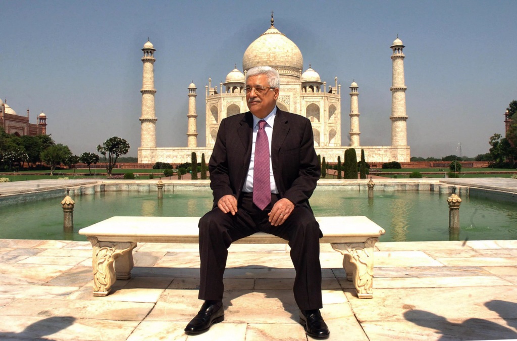 Palestinian President Mahmoud Abbas sits in front of the Taj Mahal (2008)