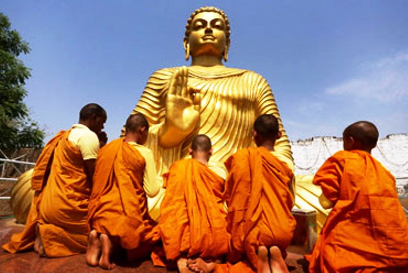 Проповедь будды. Махаяна Индия. Буддисты в Индии. Буддисты поклоняются Будде. Буддийские школы.
