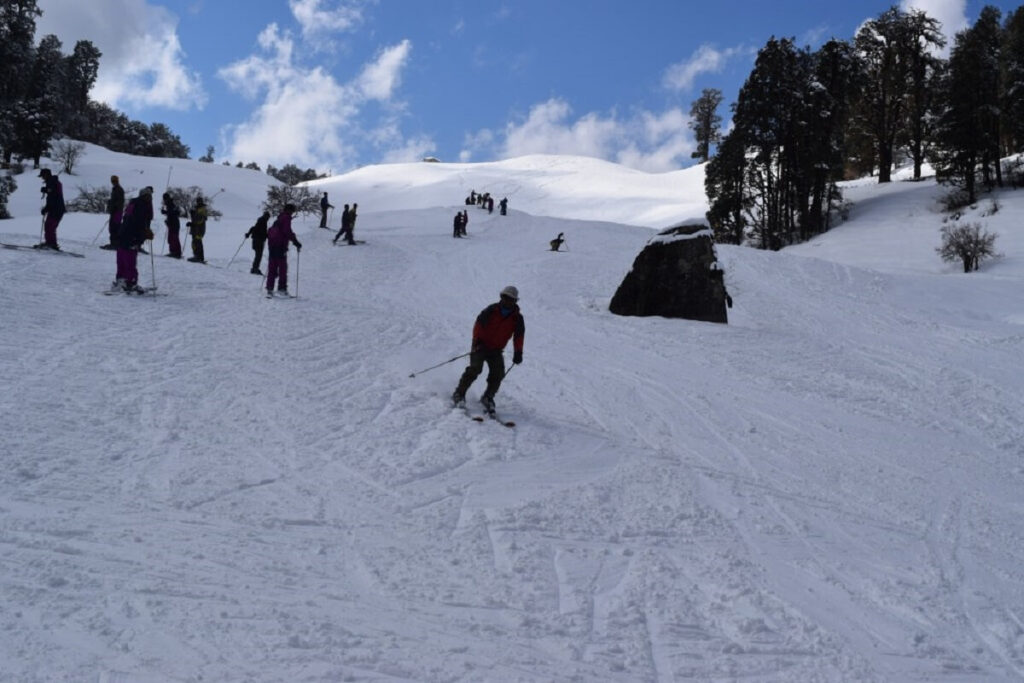 Skiing in Dayara Bugyal Uttarakhand