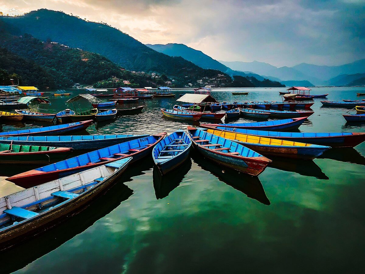 Fewa Tal Paddling Pokhara, Nepal