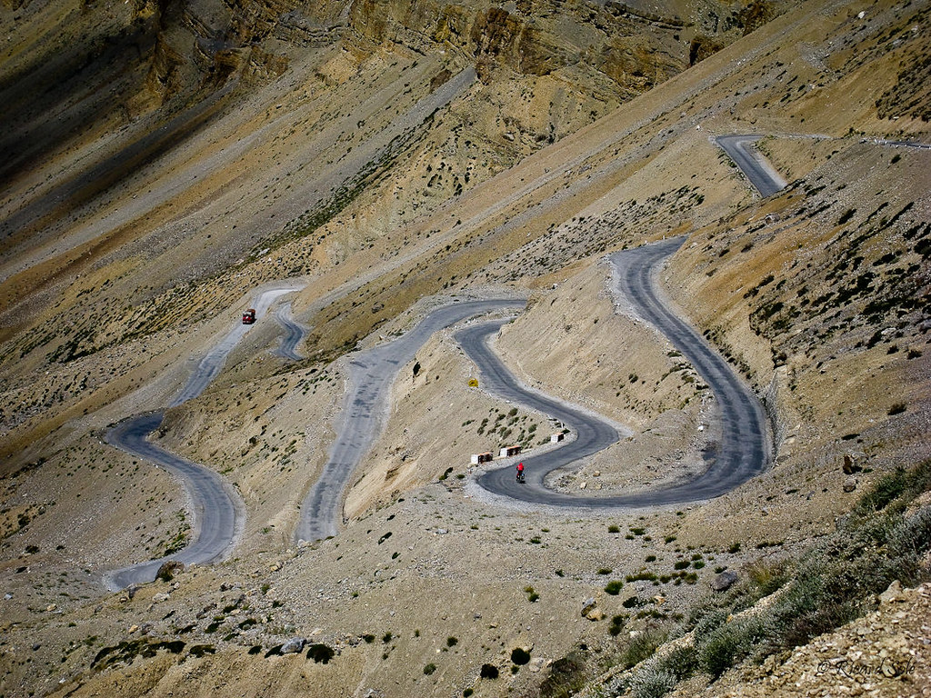 Gata Loops Dangerous Road
