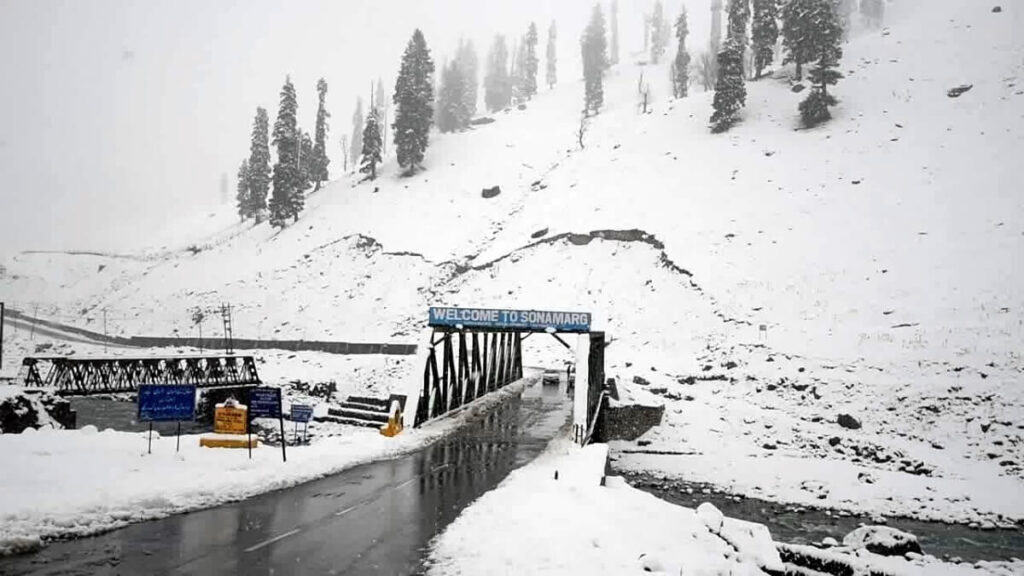 Snowfall in Sonmarg Kashmir India