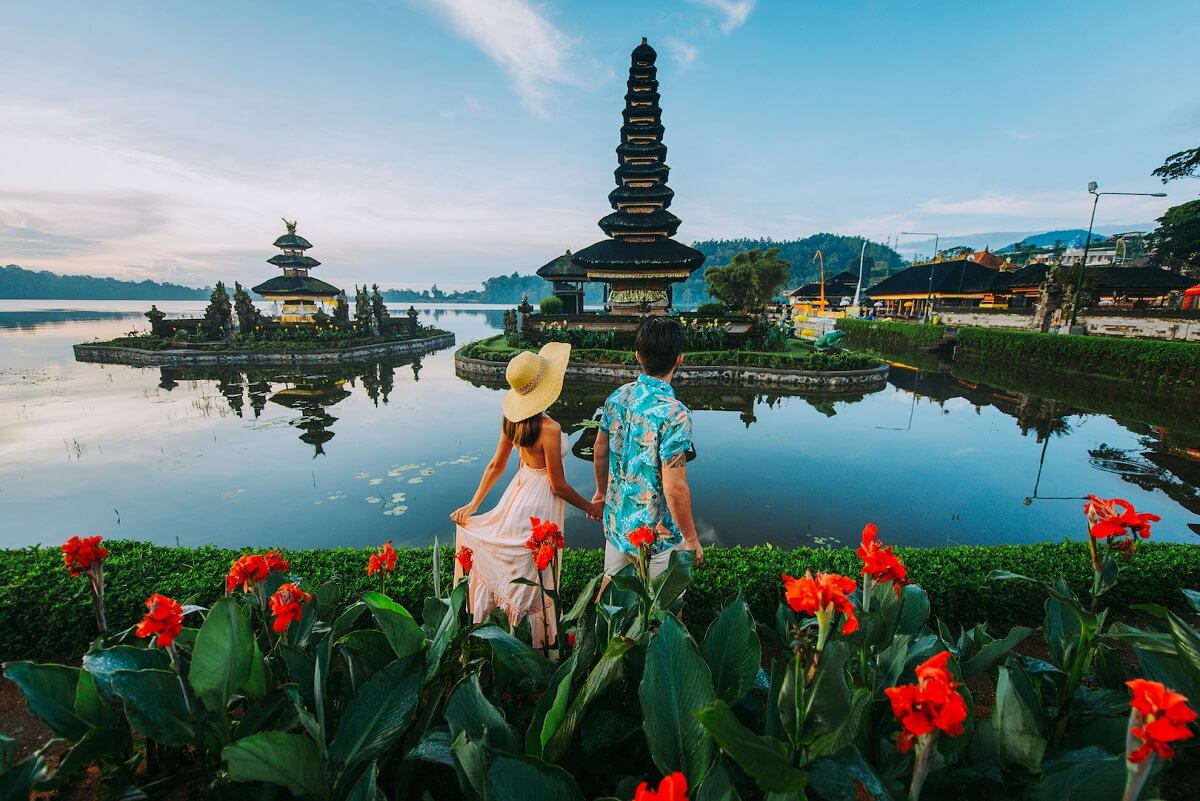 which is better place to visit bali or vietnam