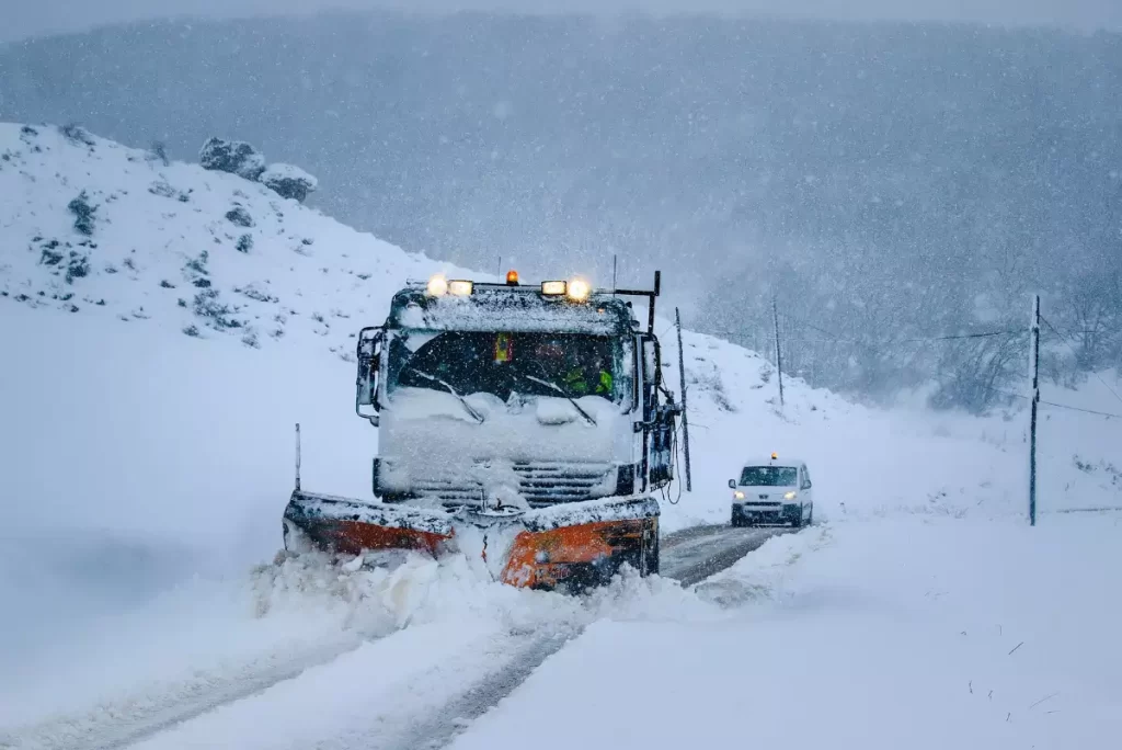snow-road-north-india
