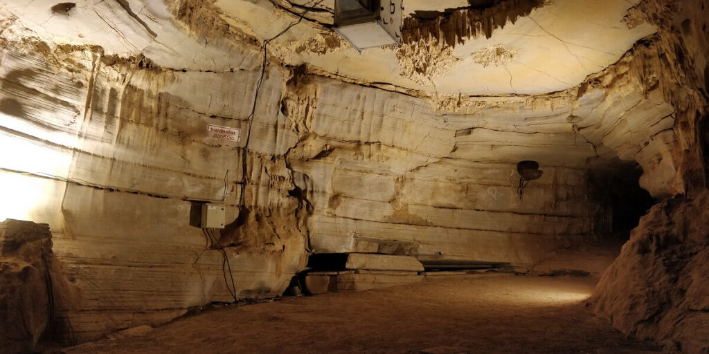 Mandapam, Belum Caves, Andhra Pradesh