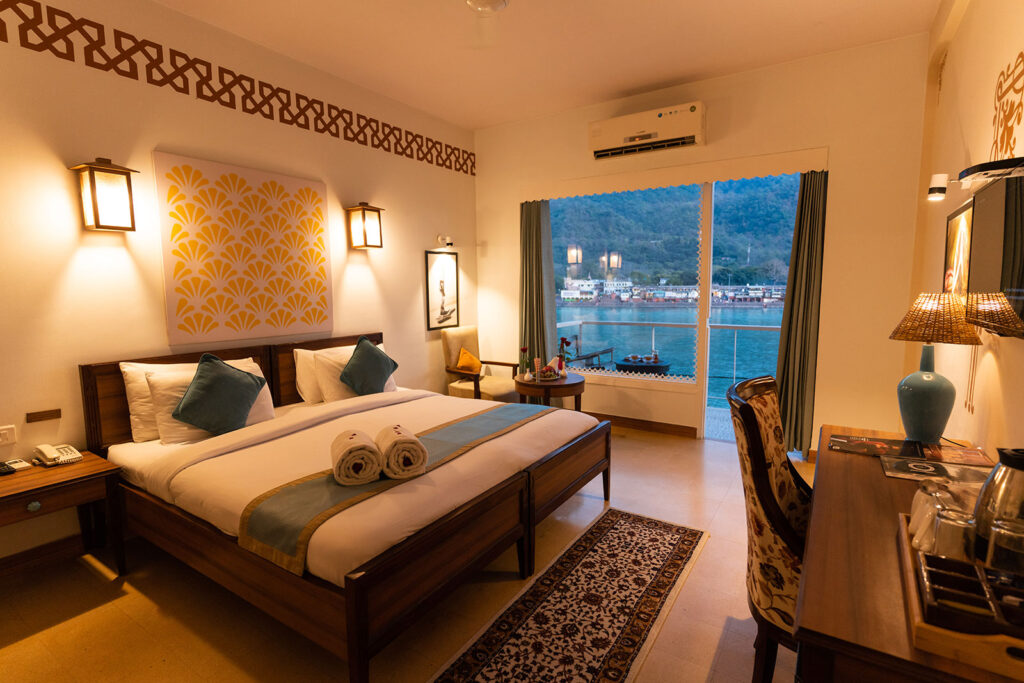 Hotels on River Ganges in Rishikesh: Yog Niketan by Sanskriti
