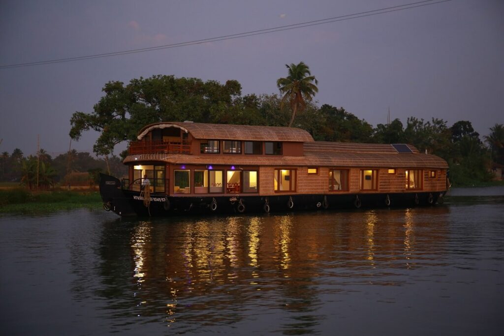 overnight cruise houseboat kerala
