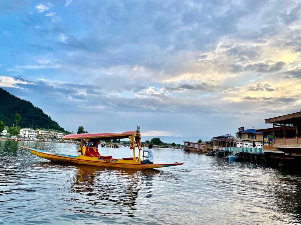 Shikara Ride Dal Lake Srinagar Kashmir