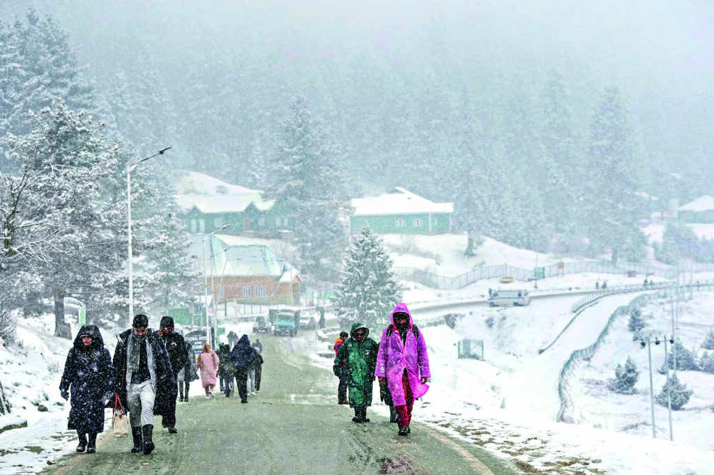 Light snowfall ends dry spell in Kashmir