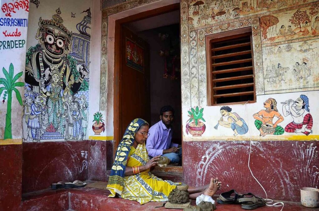 Raghurajpur heritage crafts village Odisha