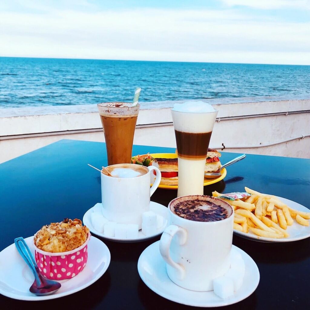Le Café Near Rock Beach