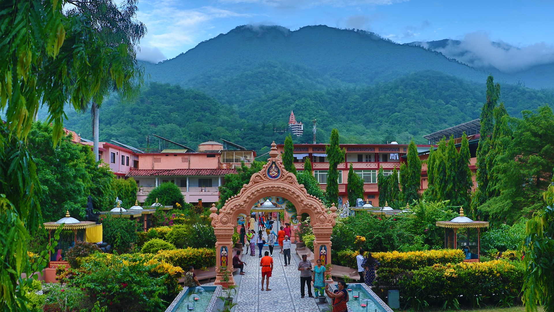 https://www.tusktravel.com/blog/wp-content/uploads/2024/07/parmath-niketan-rishikesh.jpg?utm_source=chatgpt.com