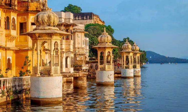 udaipur pichola lake ghat