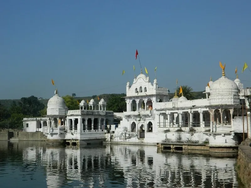 Chanderi Fort and monument circuit