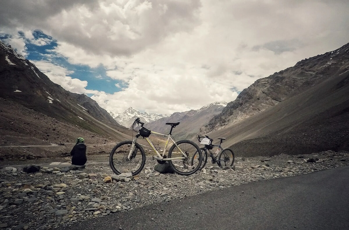 Supported cycling return from Nubra to Leh