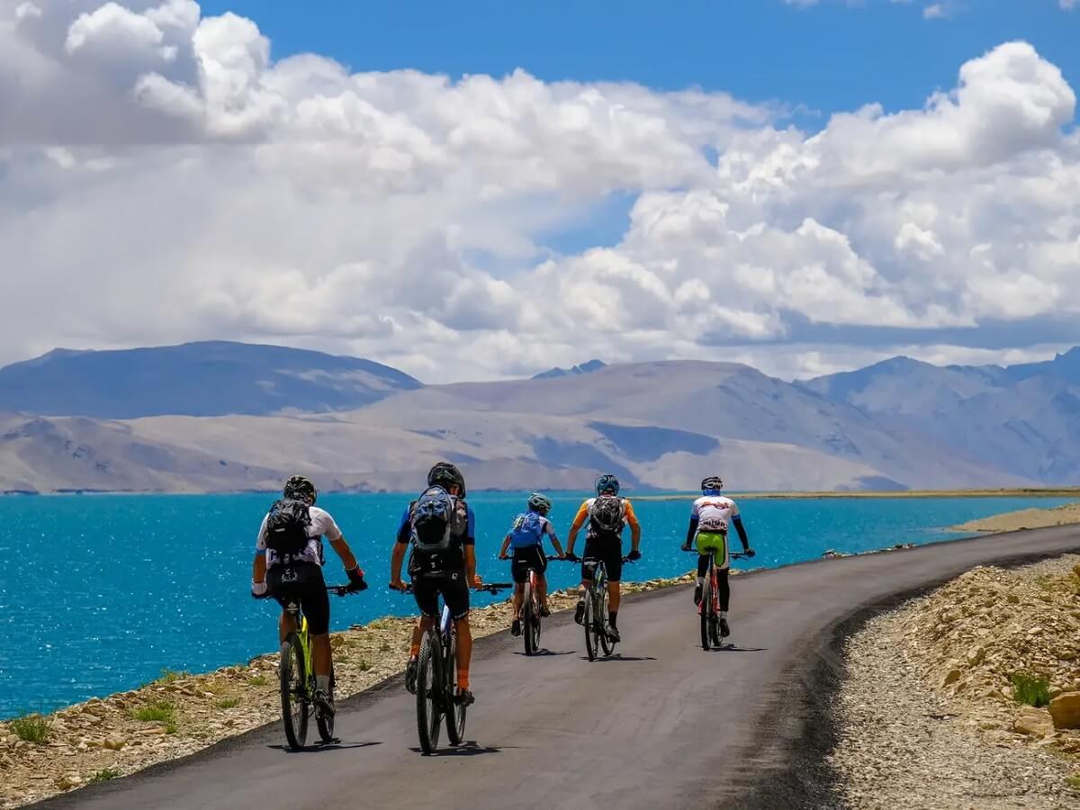Cycling onto Ladakh plateau from Manali