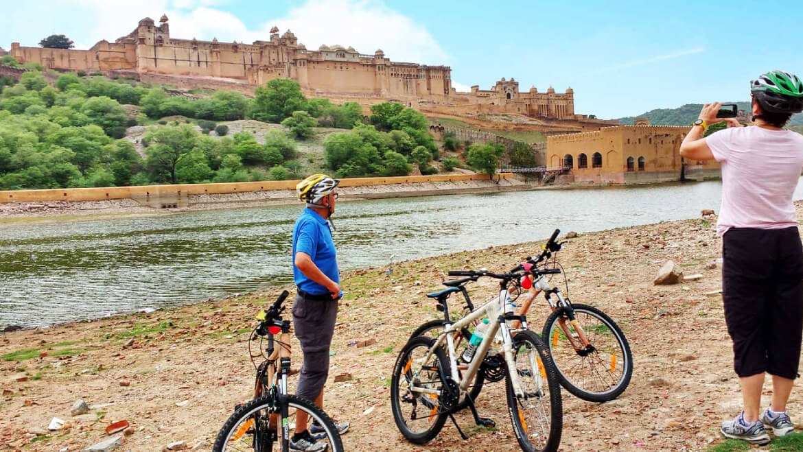 Rural Rajasthan cycling between Neemrana and Jaipur
