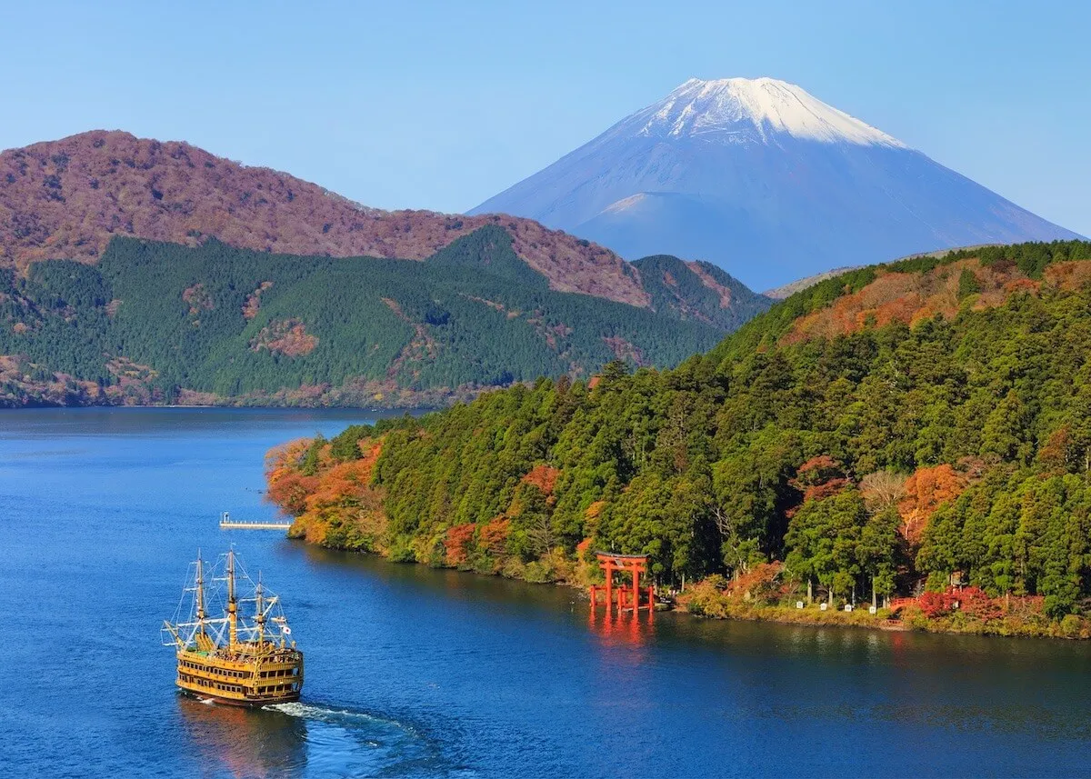 Hakone landscape with Lake Ashi and mountain scenery