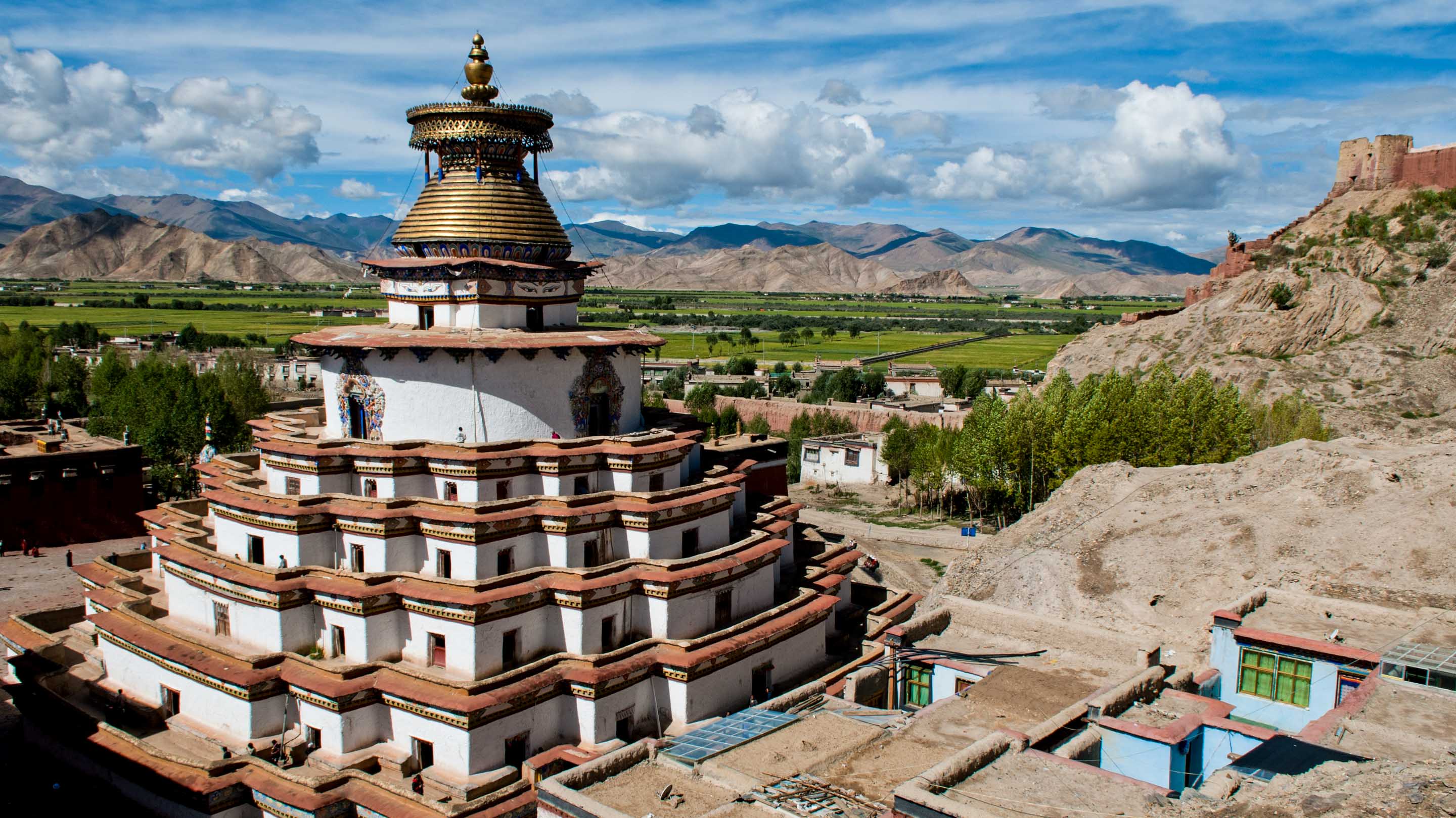 Gyantse town, Kumbum Stupa and Gyantse Dzong in Tibet
